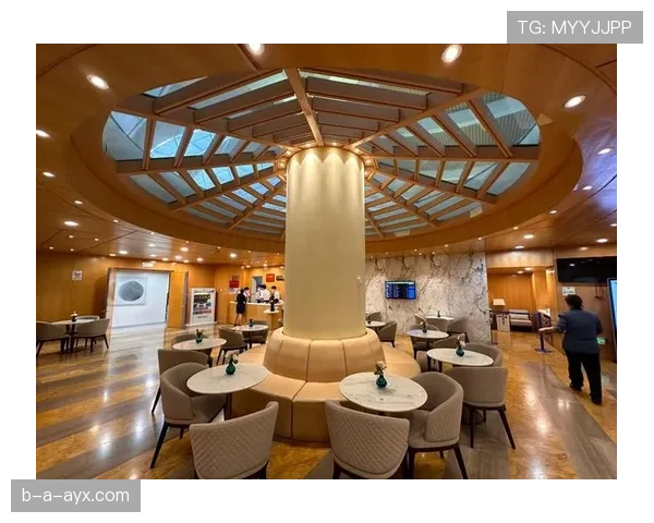 山口茜球场上拼到浑身是汗，下一张图直接拎着名牌坐机场贵宾室