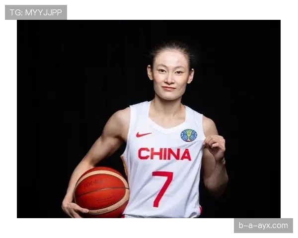 拜托，杨力维随手一张生活照就把我们对女篮的“粗犷”想象扔了