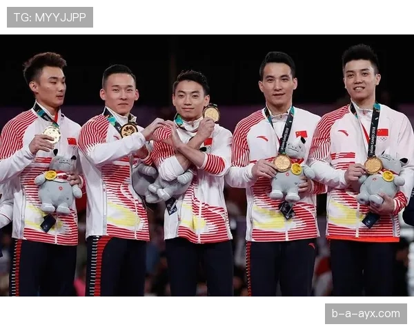 肖若腾家里奖杯和那双超奢拖鞋并排摆着，这反差我笑抽了