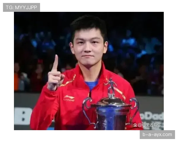 樊振东比赛像开挂，街拍却像隔壁有钱邻居——一件外套顶我好几个月工资